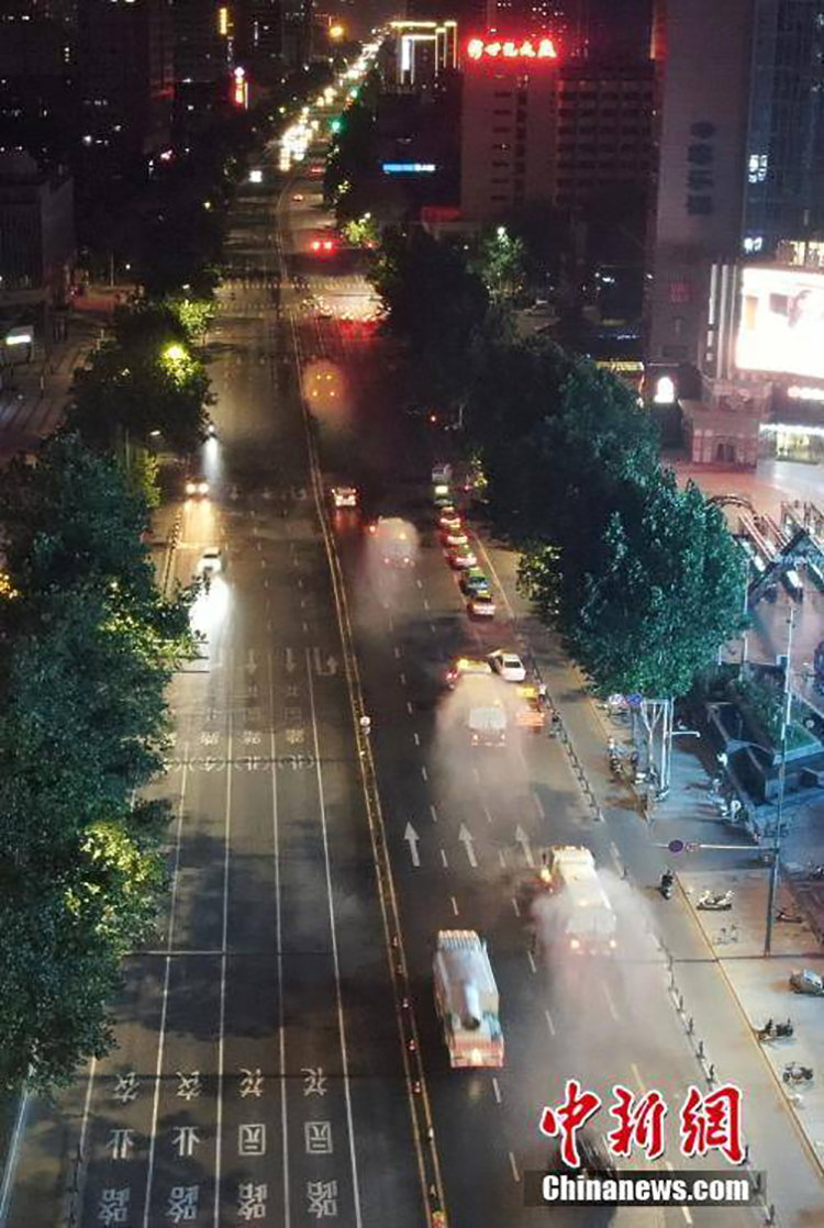 郑州进行全市集中防疫消杀，雾炮车同时作业