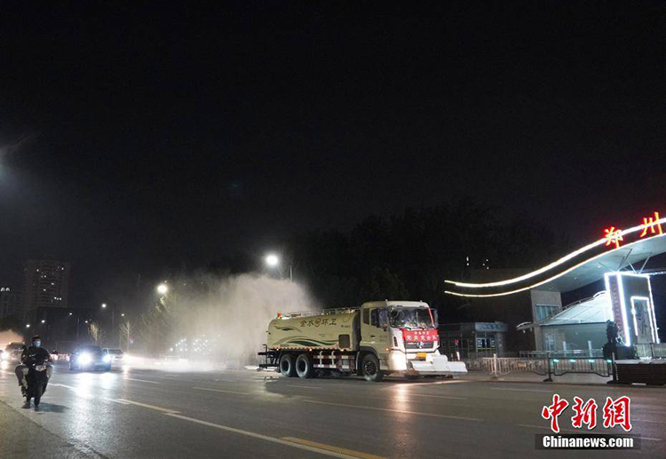 郑州进行全市集中防疫消杀，雾炮车同时作业