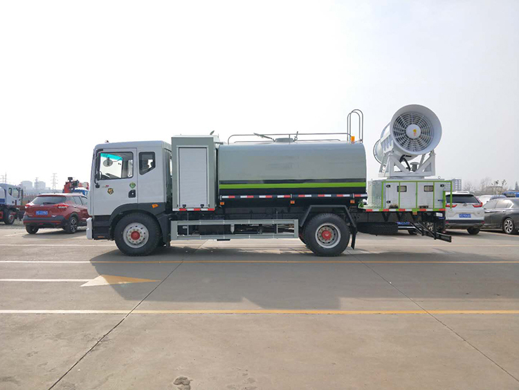 远程车载式雾炮机厂区降尘降温作业现场