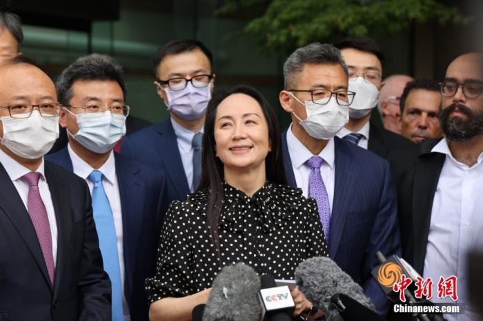 图为孟晚舟当日在位于加拿大温哥华的不列颠哥伦比亚省高等法院门前向媒体发表声明。 中新社记者 余瑞冬 摄.jpg