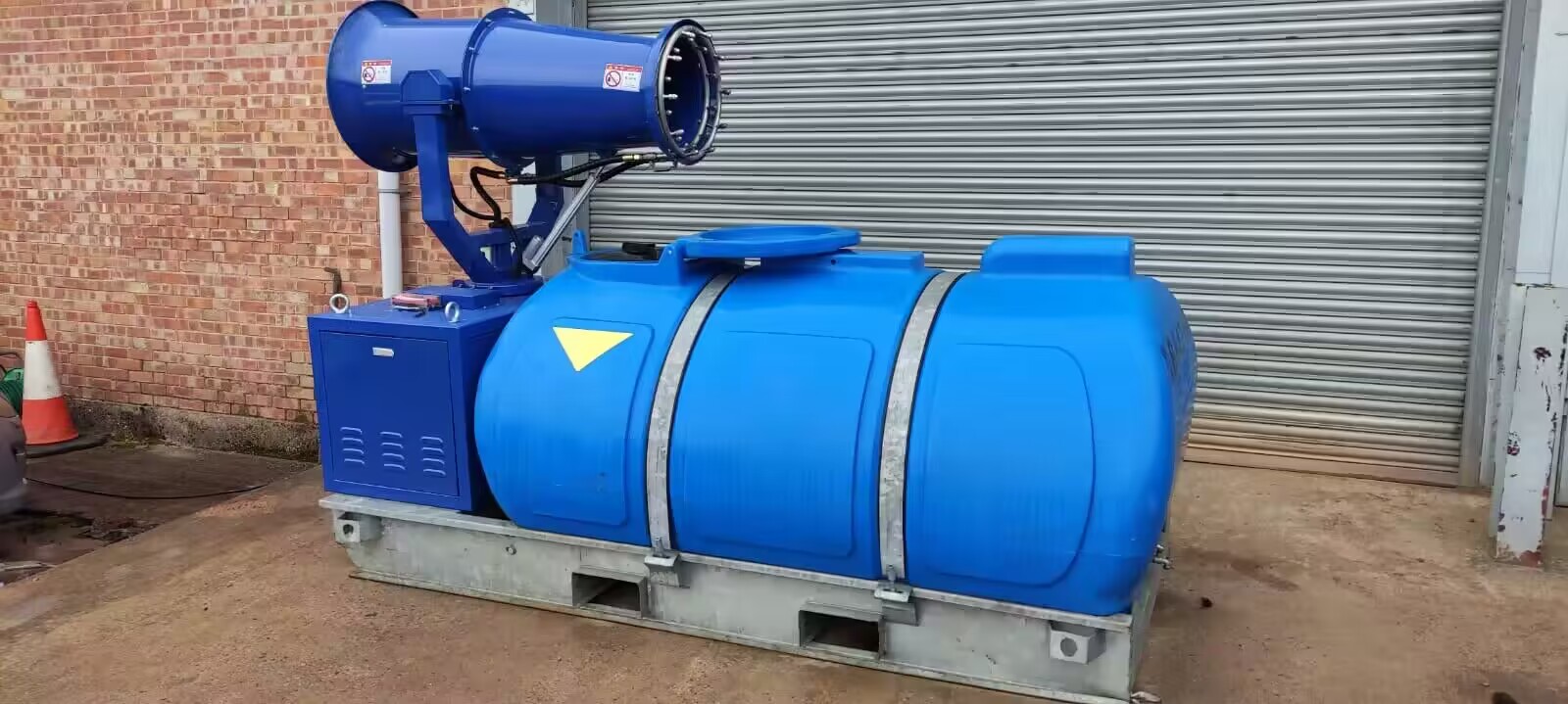 英国出口雾炮机.jpg 英国出口雾炮机.jpg